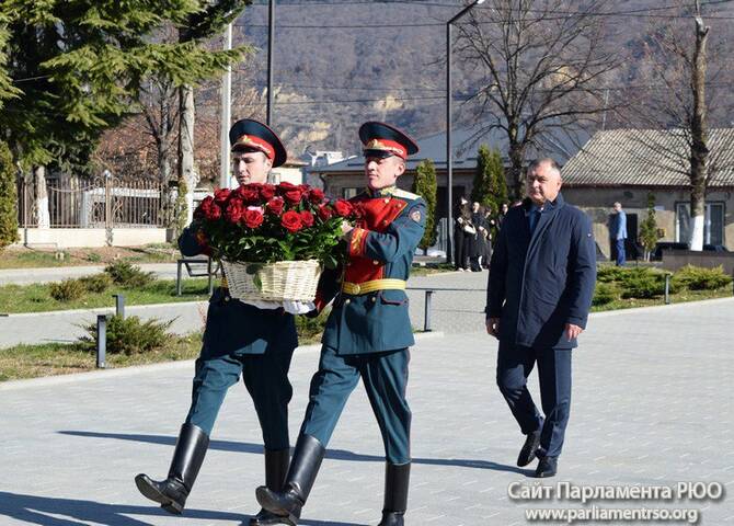 Фото Карины Газаевой и Анжелы Гучмазовой