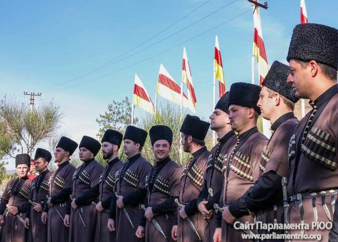 Фото Карины Газаевой и Анжелы Гучмазовой